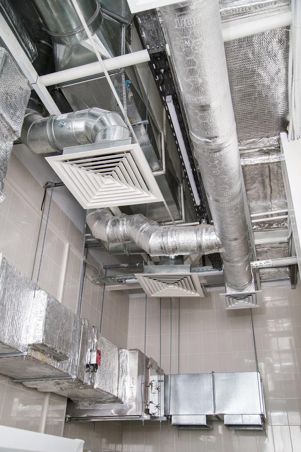 Réseau de gaines de ventilation en chantier tertiaire