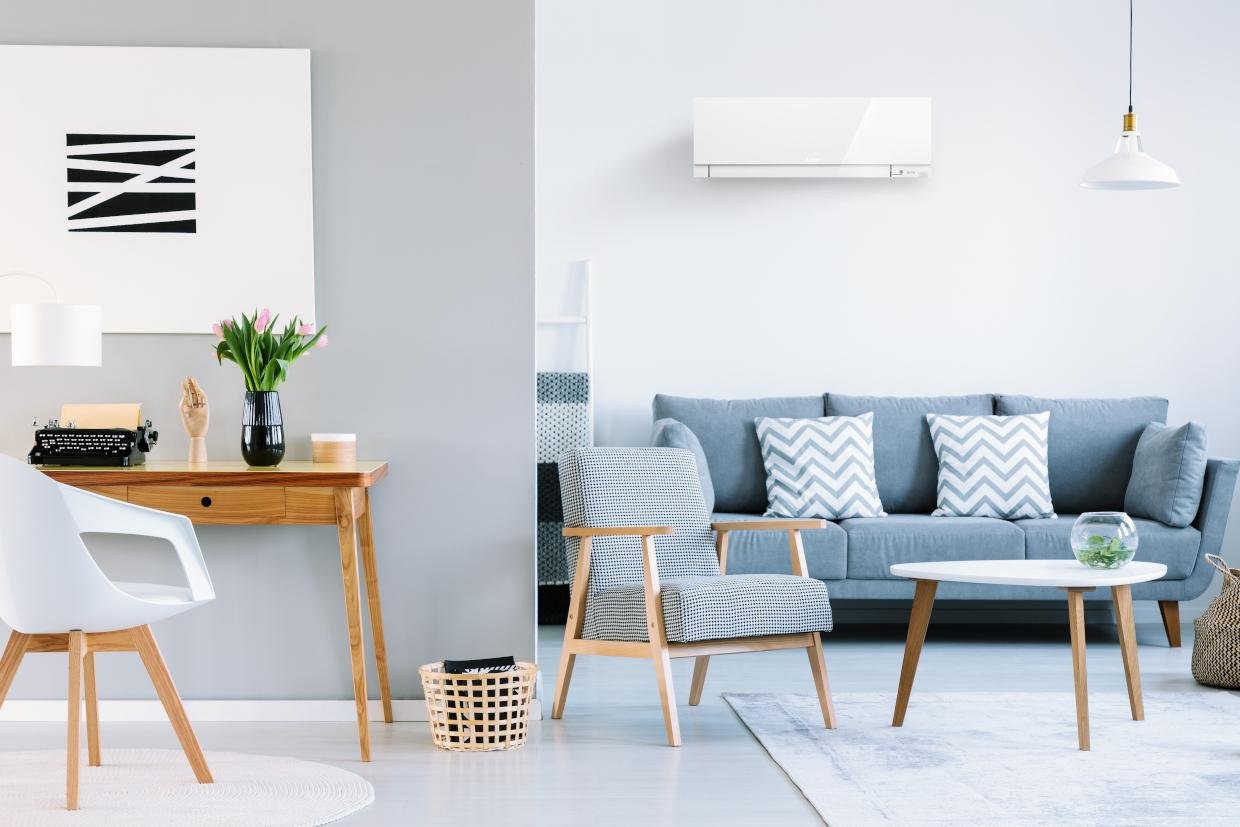 Climatiseur mural dans un salon avec bureau vintage
